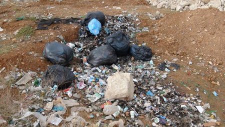 'Fakıbaba öğrencilere kızdı, okul yanındaki çöp konteynerlerini aldı' iddiası