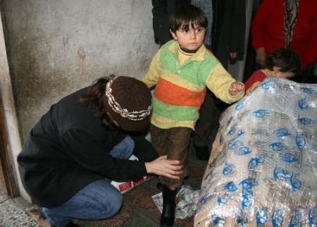 Fakir Aileye Gelen Yardım Paketleri, Miniklerin Yüzünü Güldürdü