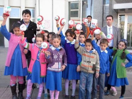 Fakir Mahallenin Gönlü Zengin Öğrencileri Harçlıklarını Kızılay'a Bağışladı