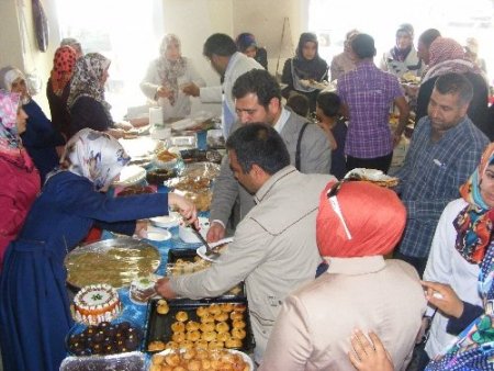 Fakir öğrenciler yararına kermes açıldı