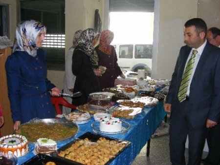 Fakir öğrenciler yararına kermes açıldı