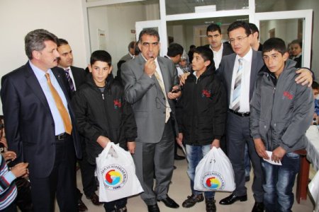 Fakir öğrencilere kaban ve bot yardımı