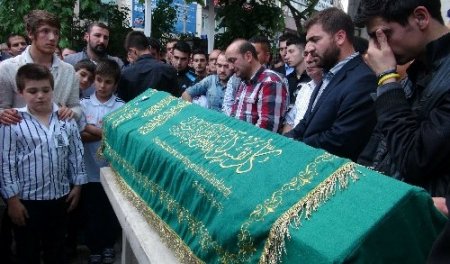 Fanatizm kurbanı genç dualarla uğurlandı