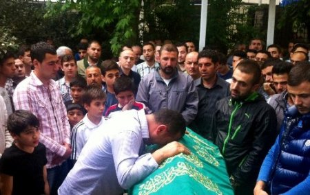 Fanatizm kurbanı genç dualarla uğurlandı