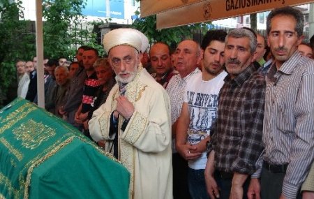 Fanatizm kurbanı genç dualarla uğurlandı