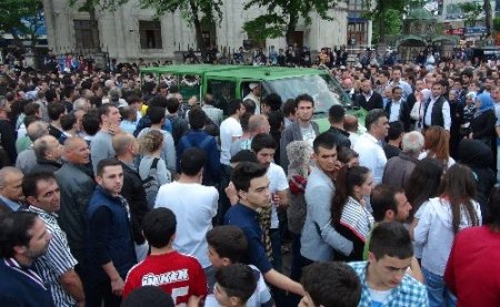 Fanatizm kurbanı genç dualarla uğurlandı