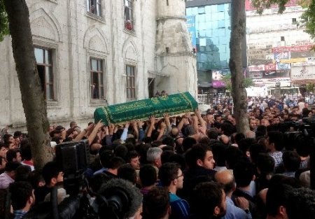 Fanatizm kurbanı genç dualarla uğurlandı