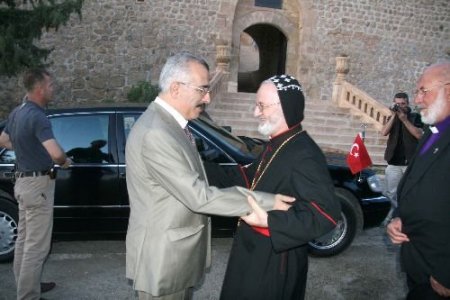 Farklı İki Dinin Mensupları Mardin'deki Bin 600 Yıllık Manastırda Verilen Hoşgörü İftarında Buluştu