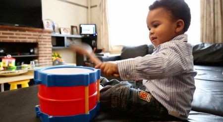 Farklı ırktan bebekler, ırkçılığa karşı müzik yaptı