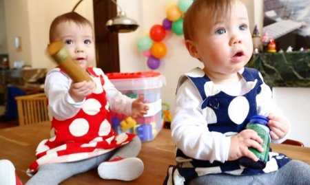 Farklı ırktan bebekler, ırkçılığa karşı müzik yaptı