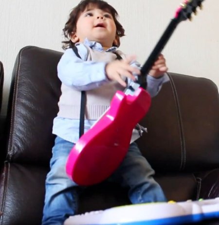 Farklı ırktan bebekler, ırkçılığa karşı müzik yaptı