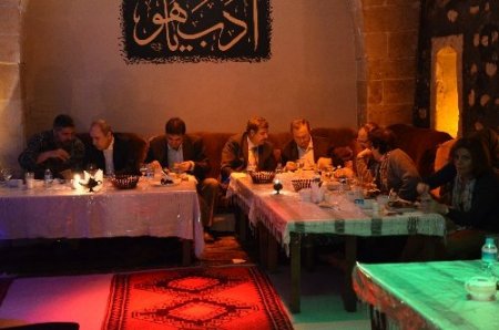 Farklı kültür ve dinlerin temsilcileri semazen gösterisinde buluştu