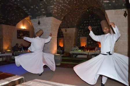 Farklı kültür ve dinlerin temsilcileri semazen gösterisinde buluştu