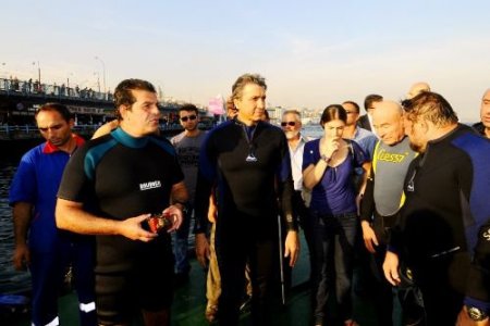 Fatih Belediye Başkanı Denize Daldı, Çıkan Malzemeler Züccaciye Dükkanını Aratmadı