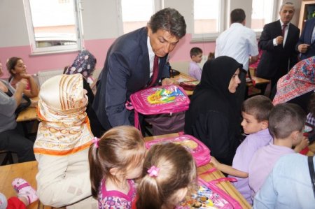 Fatih Belediyesi, öğrencilere 6 bin okul çantası dağıtıyor