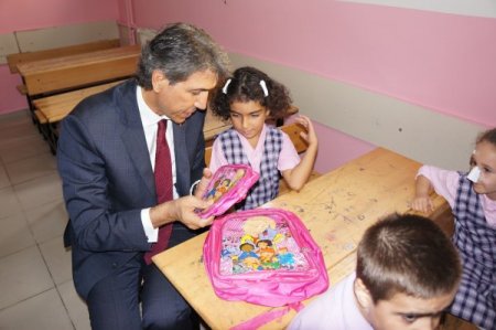 Fatih Belediyesi, öğrencilere 6 bin okul çantası dağıtıyor