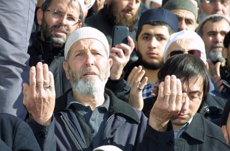 Fatih Camii'nde eller Suriye için açıldı