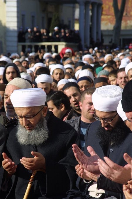 Fatih Camii'nde eller Suriye için açıldı