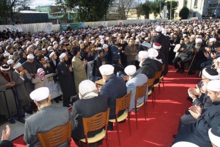 Fatih Camii'nde eller Suriye için açıldı