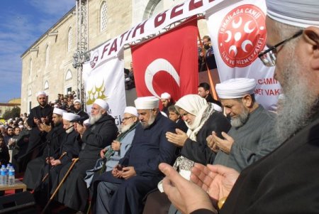 Fatih Camii'nde eller Suriye için açıldı