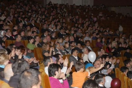 Fatih Kısaparmak, Moskova'yı 'kilim Kilim' Dokudu