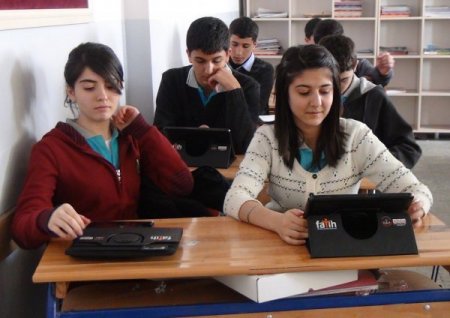 Fatih Projesi kapsamında Bitlisli öğrencilere tablet dağıtıldı