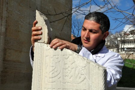 Fatih Sultan Mehmet’in eşi Sitti Şah Hatun’un mezar taşı yerine konuldu