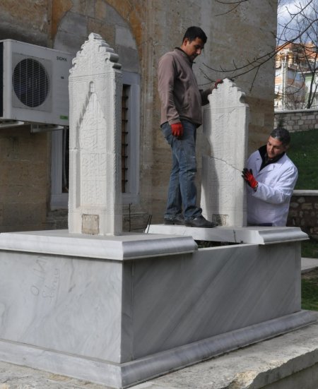 Fatih Sultan Mehmet’in eşi Sitti Şah Hatun’un mezar taşı yerine konuldu