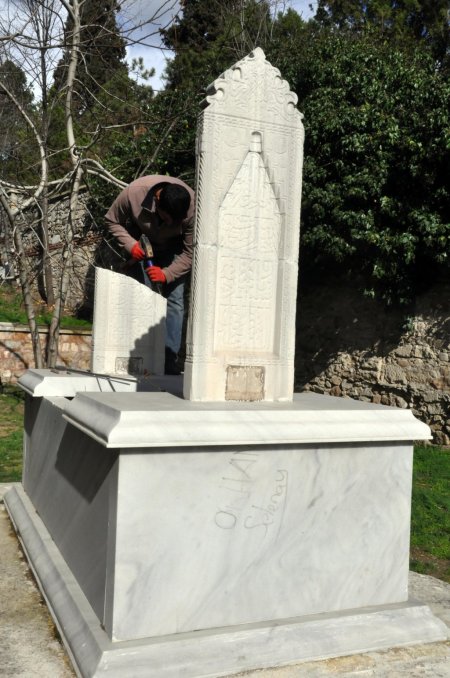 Fatih Sultan Mehmet’in eşi Sitti Şah Hatun’un mezar taşı yerine konuldu