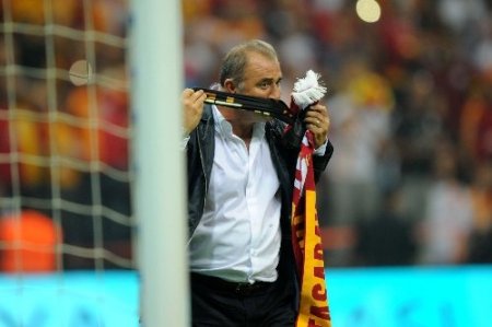 Fatih Terim, Türk Telekom Arena Stadı'nda taraftarları selamladı