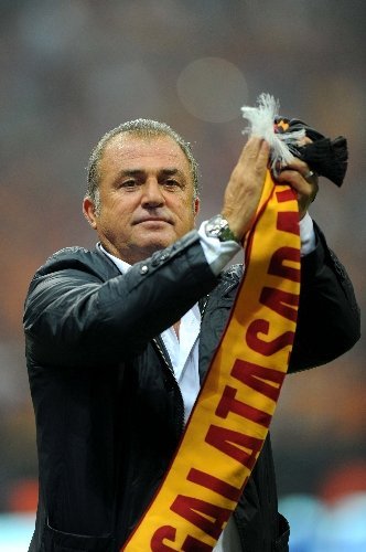Fatih Terim, Türk Telekom Arena Stadı'nda taraftarları selamladı