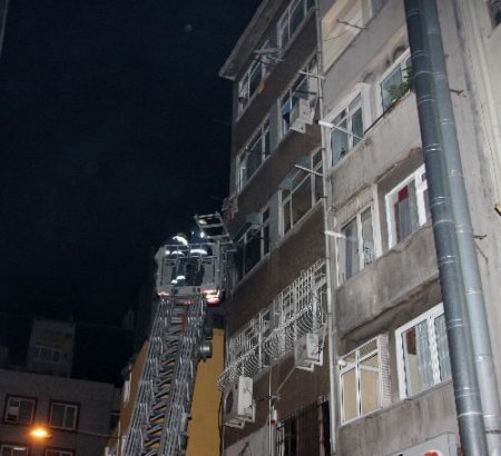 Fatihte Bıçaklı Saldırı: 1 Ölü, 1 Yaralı