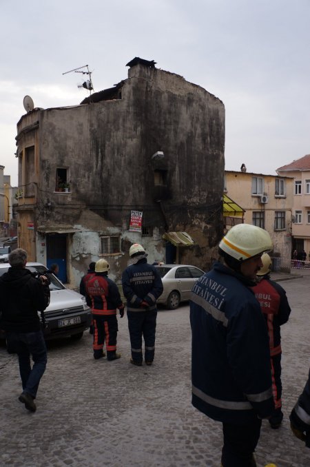 Fatih’te çökme tehlikesi bulunan bina boşaltıldı