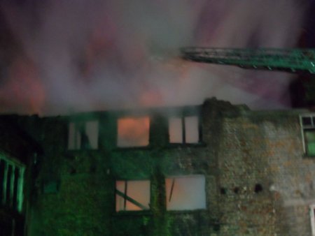 Fatih'te tarihi bina alev alev yandı