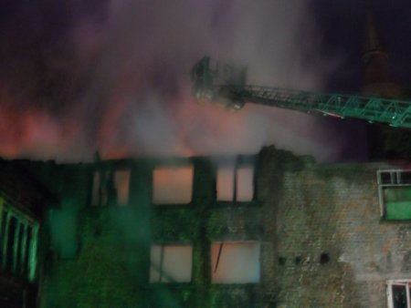 Fatih'te tarihi bina alev alev yandı