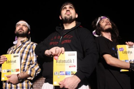 Fatih'ten üniversiteye giriş sınavına hazırlanan öğrencilere özel tiyatro