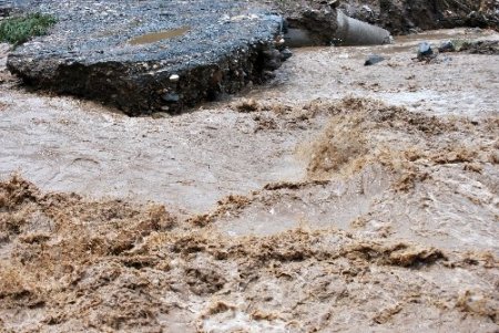 Fatsa'da aşırı yağmur ırmağı taşırdı, köprüler yıkıldı, bir araç kayboldu