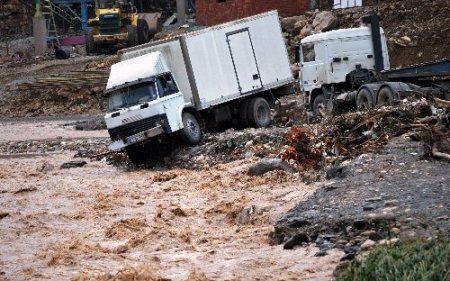 Fatsa'da aşırı yağmur ırmağı taşırdı, köprüler yıkıldı, bir araç kayboldu