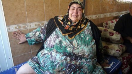 Fazla kiloları nedeniyle hayata küsen kadın, yardım bekliyor