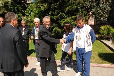 Fazlı Bayram Hadi, şampiyon veteranları kutladı