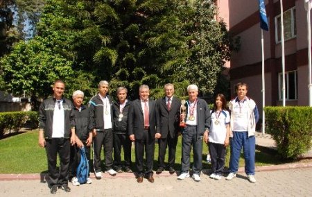 Fazlı Bayram Hadi, şampiyon veteranları kutladı