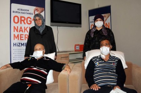Fedakar bayanlar çapraz nakille eşlerine hem böbrek hem de hayat verdi