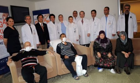 Fedakar bayanlar çapraz nakille eşlerine hem böbrek hem de hayat verdi