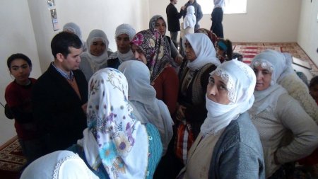 Fedakar doktorlar, köylere giderek hastaları ücretsiz tedavi ediyor