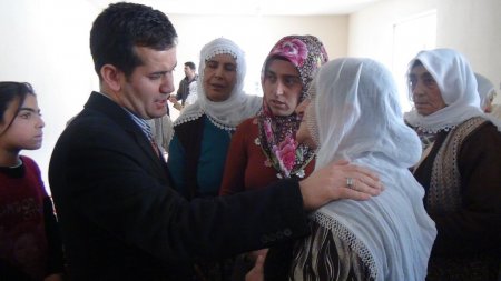 Fedakar doktorlar, köylere giderek hastaları ücretsiz tedavi ediyor