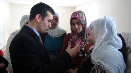 Fedakar doktorlar, köylere giderek hastaları ücretsiz tedavi ediyor