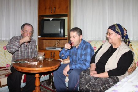 Fedakar koruyucu aile, özürlü olmasına rağmen çocukları Cumhur’a sahip çıktı