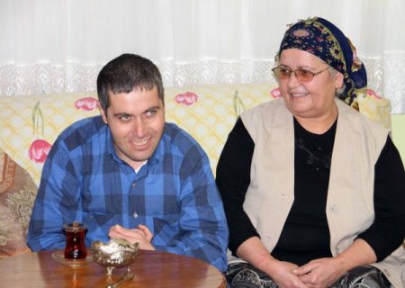 Fedakar koruyucu aile, özürlü olmasına rağmen çocukları Cumhur’a sahip çıktı