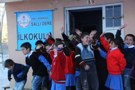 Fedakar öğretmenler, öğrencilerini okula götürmek için nöbet tutuyor