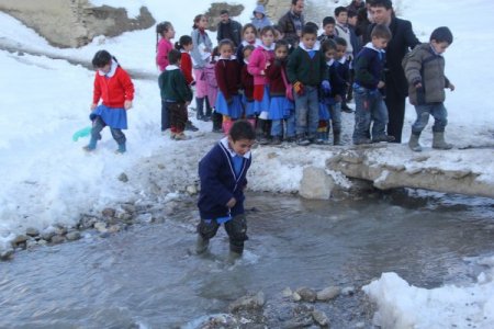 Fedakar öğretmenler, öğrencilerini okula götürmek için nöbet tutuyor